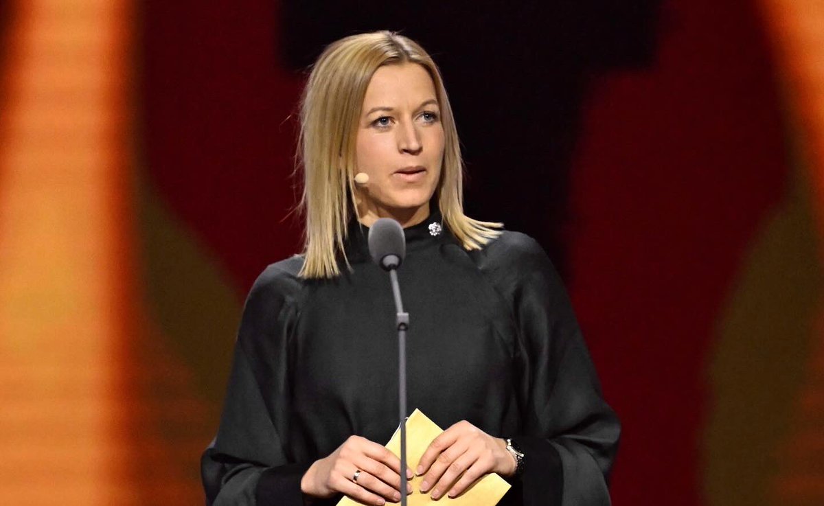 JanniArnth's tweet photo. Jeg fik æren af at løfte sløret for Årets kvindelige fodboldspiller til Sport 2023. En fantastisk festlig aften hvor sporten fejres. Sport tillykke til Amalie Vangsgaard ✨ https://t.co/TXQQRUWJPi