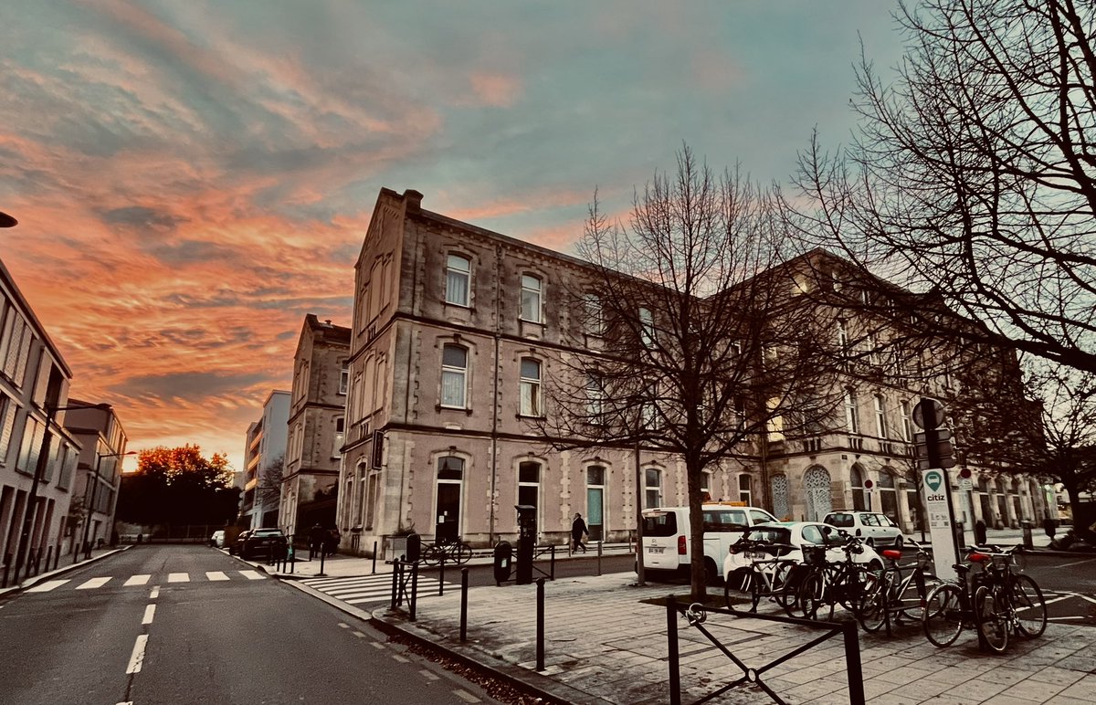Burning sky <a href="/univbordeaux/">Université de Bordeaux</a> this morning !
May it brighten 2024 ! Happy new year !