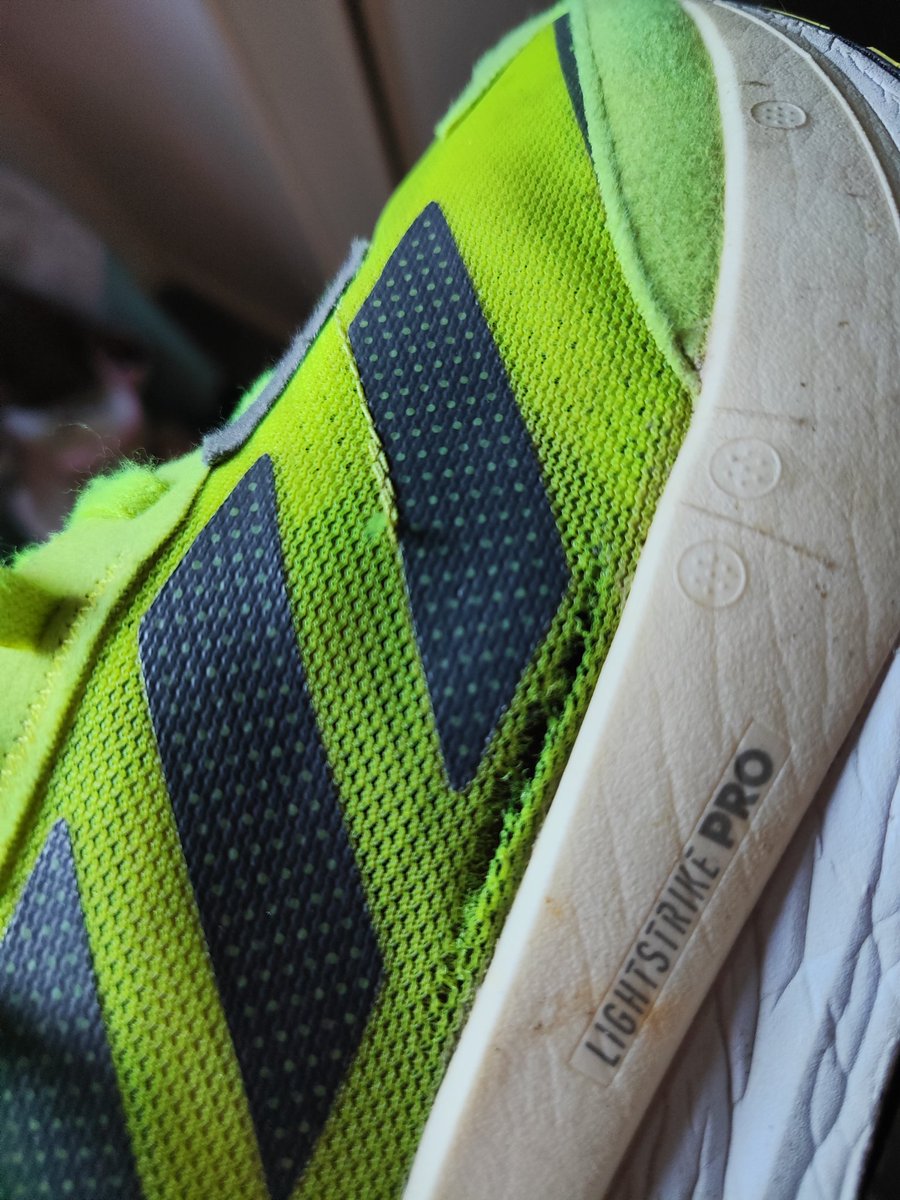 ManuFidi's tweet photo. Varios compañeros me lo habían adelantado. cómo es posible @adidas_ES .No tienen ni un año?Soy opositor, en paro y con 2 niñas, si pago lo que vale es por la calidad que aportáis, hasta ahora sois mi marca referencia para carrera, por ello espero que me ofrezcáis alguna solución https://t.co/lKPOPfSRVU