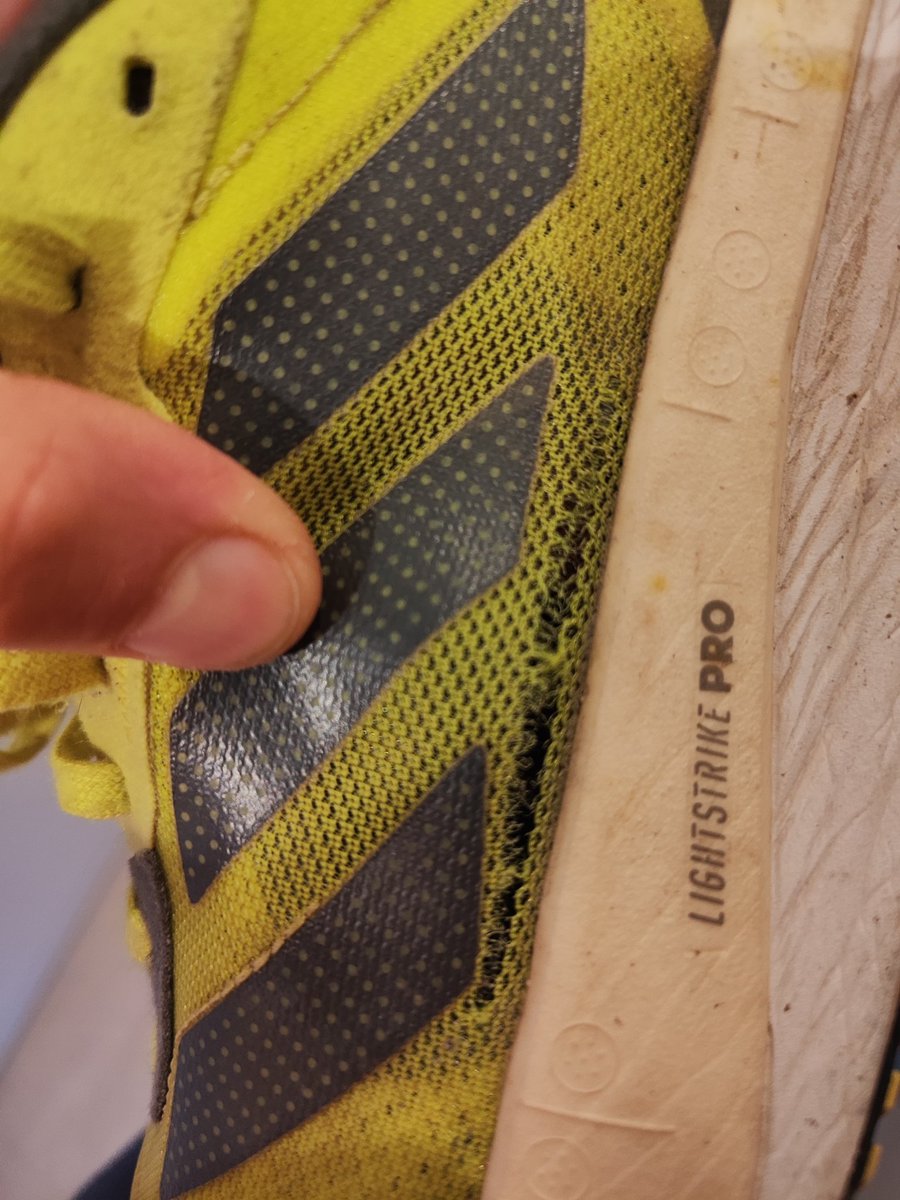 ManuFidi's tweet photo. Varios compañeros me lo habían adelantado. cómo es posible @adidas_ES .No tienen ni un año?Soy opositor, en paro y con 2 niñas, si pago lo que vale es por la calidad que aportáis, hasta ahora sois mi marca referencia para carrera, por ello espero que me ofrezcáis alguna solución https://t.co/lKPOPfSRVU