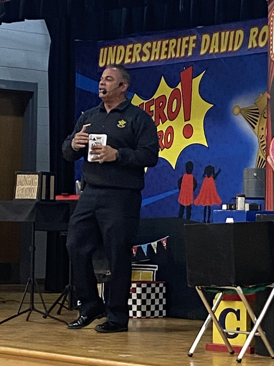 MichelleAFereb1's tweet photo. Our Super Hornets had a wonderful time yesterday. Under Sheriff Dave Rosado taught them how to be a Hero Not a Zero. The hive was also filled with special guests such as Deputy Johnson, Dr. Penny Schultz, School Board Member Mr. Norman Pool, Sergeant Pruitt, &amp; Deputy Granum💜 https://t.co/WxM9yiRqYB