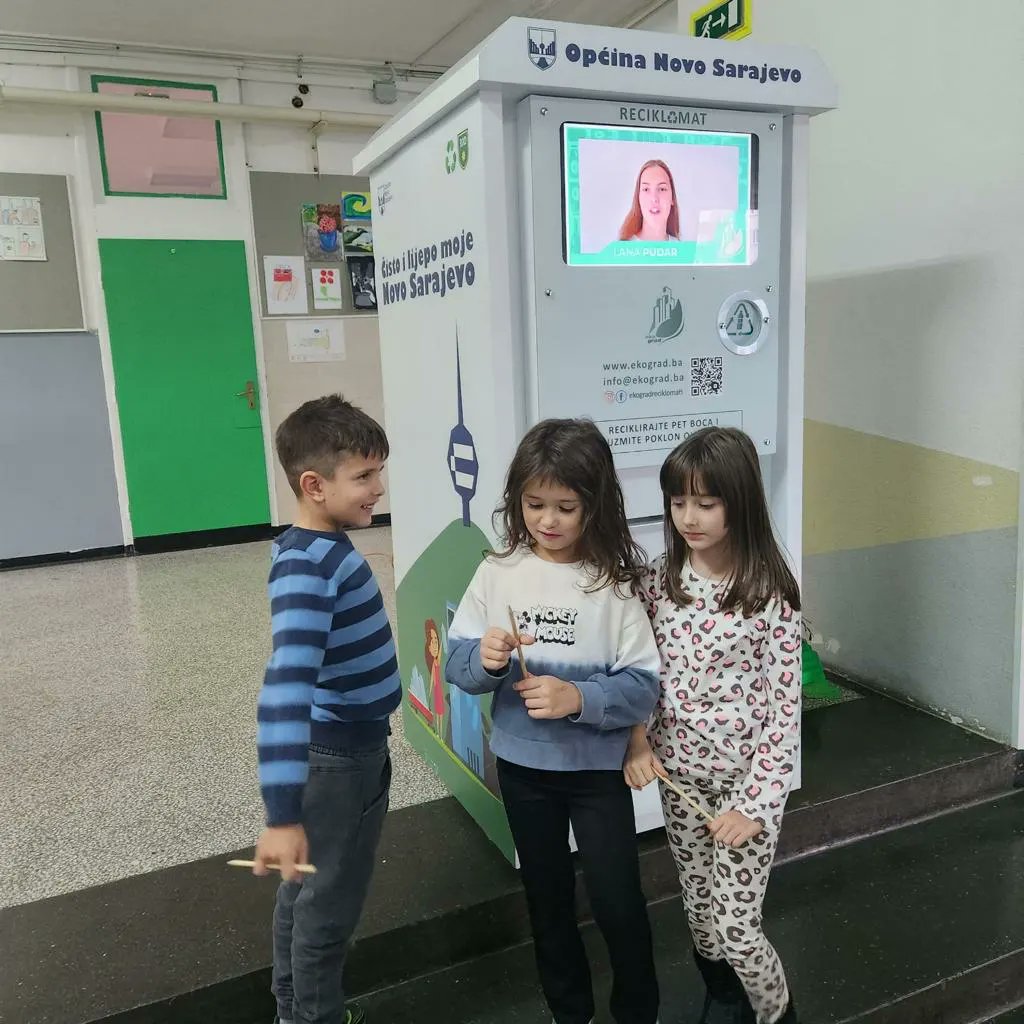 pugedontr's tweet photo. Kalemmatikler Bosna Hersek’te. Küçük yaştan itibaren çocuklara hem geri dönüşüm bilincini kazandırıyor hem de çevreye karşı duyarlılığını ödüllendiriyoruz. Öğrenciler halinden memnun 😊
#ecomac #kalemmatik #timtasautomat #ogrenci #kalem #sosyalsorumluluk #geridonusum #sıfıratık https://t.co/PxJzNlywe7