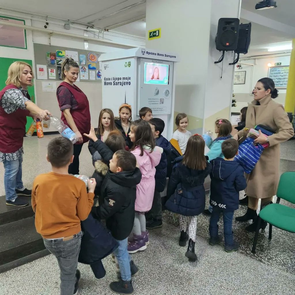 pugedontr's tweet photo. Kalemmatikler Bosna Hersek’te. Küçük yaştan itibaren çocuklara hem geri dönüşüm bilincini kazandırıyor hem de çevreye karşı duyarlılığını ödüllendiriyoruz. Öğrenciler halinden memnun 😊
#ecomac #kalemmatik #timtasautomat #ogrenci #kalem #sosyalsorumluluk #geridonusum #sıfıratık https://t.co/PxJzNlywe7
