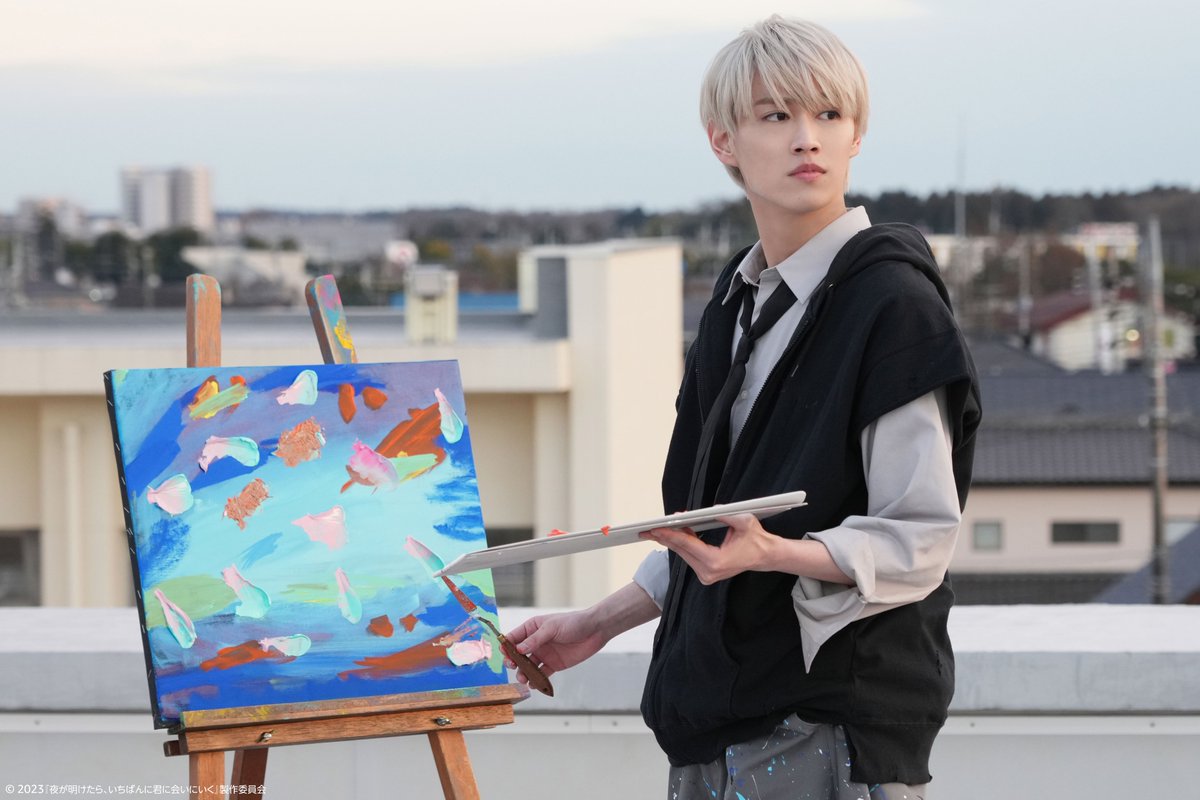 PrimeVideo_JP's tweet photo. 💙白岩瑠姫(JO1)＆久間田琳加 W主演❤️
『夜が明けたら、いちばんに君に会いにいく』
独占配信中

マスクが手放せない優等生の“茜”。
自由奔放で絵を描くことを愛する“青磁”。

ふたりの過去が重なりあうとき、誰にも言えなか��た想いがあふれ出す――

純度100％のエモーショナルで色鮮やかなラブストーリー🎨

視聴はこちら👇
https://t.co/QxbEtNmF4D
