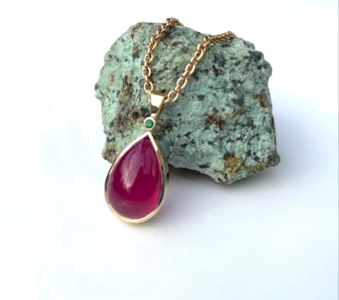 Emerald and Ruby from @HeaslipTash #Irishfashion #jewellery #Irishjewellery #bespokejewellery #handmade #IrishFashionArt #natashaheaslip #Irishdesign #CIFD