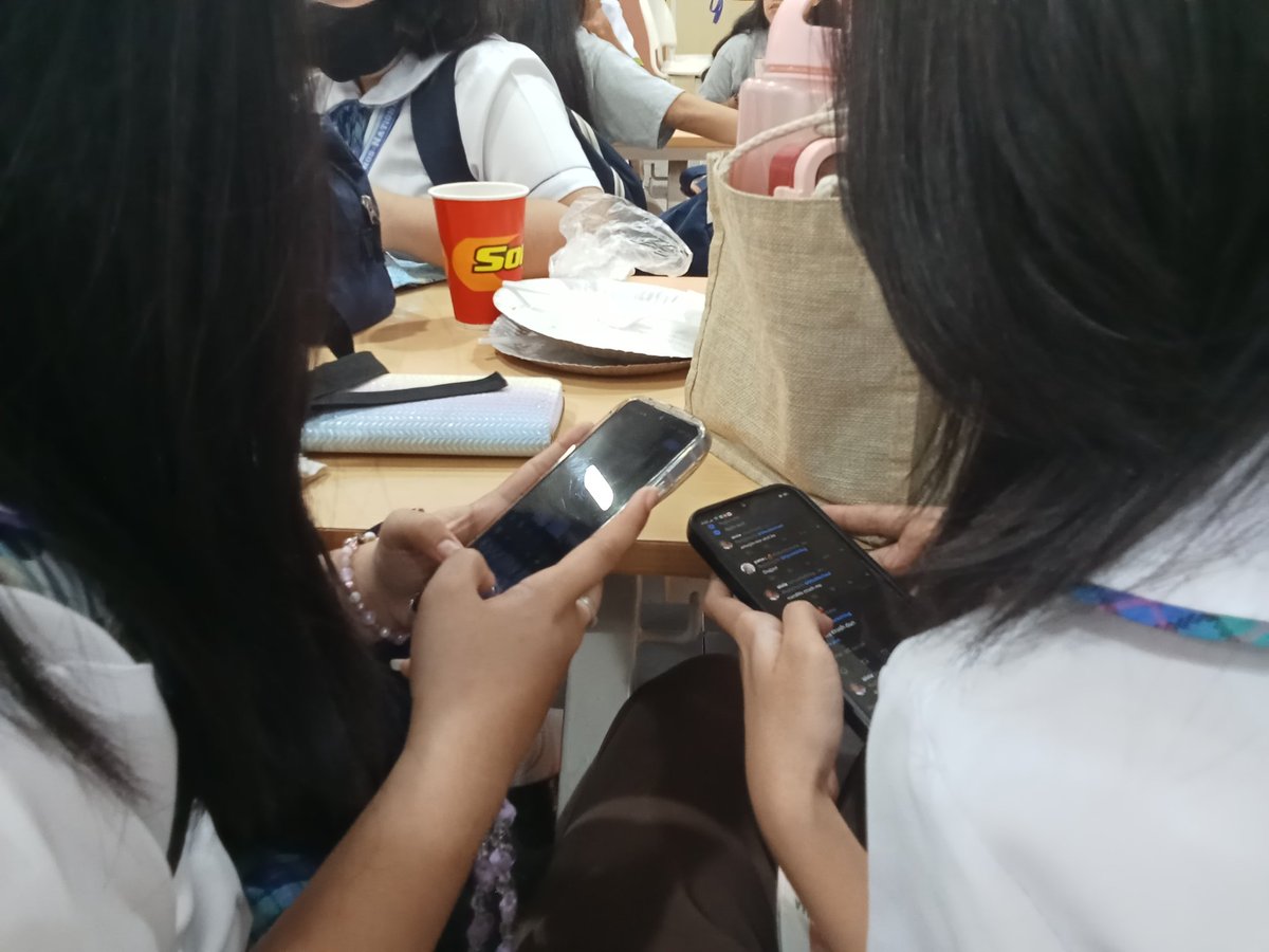 ksnnmnk's tweet photo. mga au characters na naguusap sa chat pero magkakatabi lang naman https://t.co/6MPQIbREz0