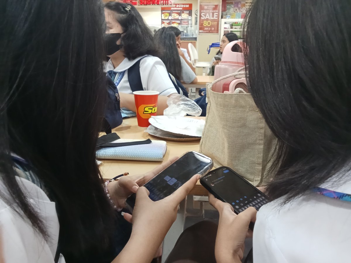 ksnnmnk's tweet photo. mga au characters na naguusap sa chat pero magkakatabi lang naman https://t.co/6MPQIbREz0