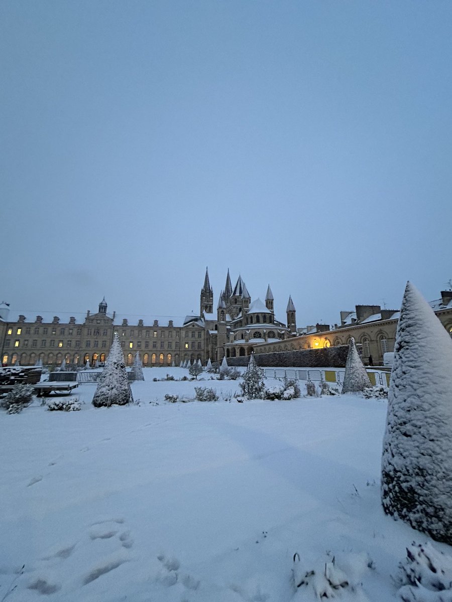 Hello Caen tweet media