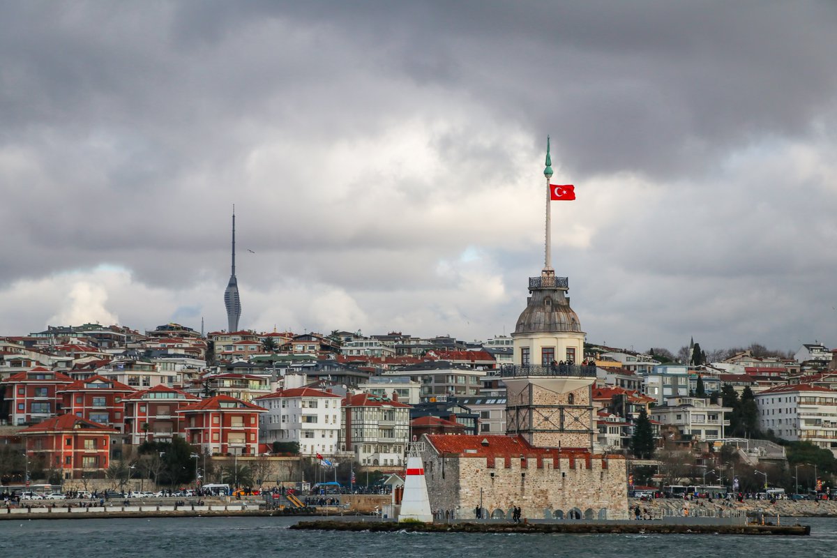AliJAlha's tweet photo. Chilly days in Istanbul call for warm cups of çay and cozy moments. Loving the crisp air and the chance to snuggle up with a good book! 📚☕️ #IstanbulWeather #Wholesale #gemicart https://t.co/MsUx09mJFR