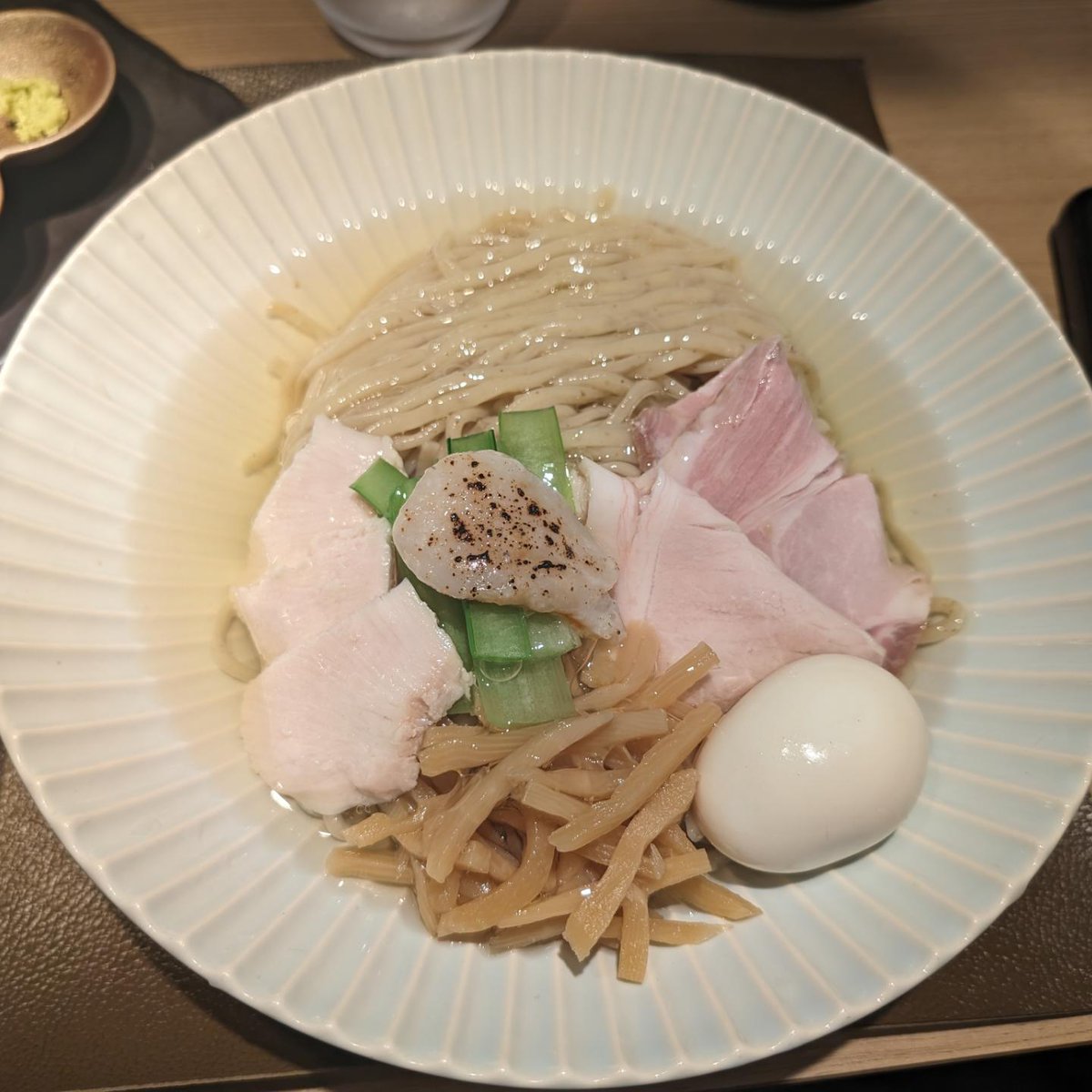 highflyflow's tweet image. ずっと宿題になっていたほたて日和さん（@hotatebiyori）に訪問。聞きしに勝る味わい深さで、麺、具材、スープが食べながら段々減っていくのが悲しく思えたほど。記帳制も納得の人気です。