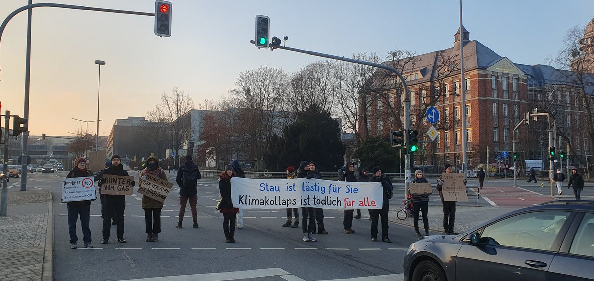 ZenkerLuisa's tweet photo. Letzte Gernation in #Dresden demonstriert für eine Verkehrswende am FritzFörsterPlatz, bisher ist es friedlich #Sachsen https://t.co/linUdcuQ9J