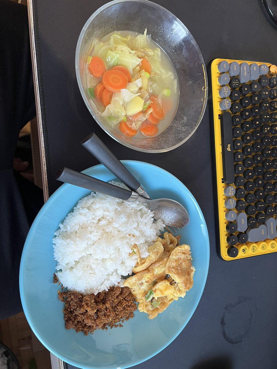 doddydarmawan_'s tweet photo. Dingin2 gini makan sayur sop emang syahdu banget https://t.co/UxHDN6kfTn