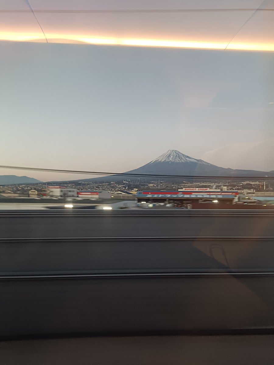 newolders32's tweet photo. Mont fuji pris il y a un quart d'heure du bullet train https://t.co/1ZynVMedPW