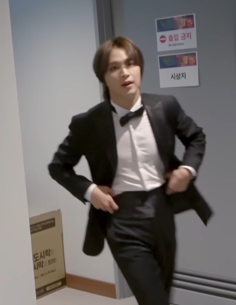 : เจ้าบ่าวมายังคะ งานจะเริ่มแล้ว

: มาแล้วครับ แล้วเจ้าสาวผมแต่งตัวเสร็จยังครับ