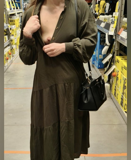 Ever seen milf boobs in B&amp;Q? https://t.co/TMOuA2fCOR