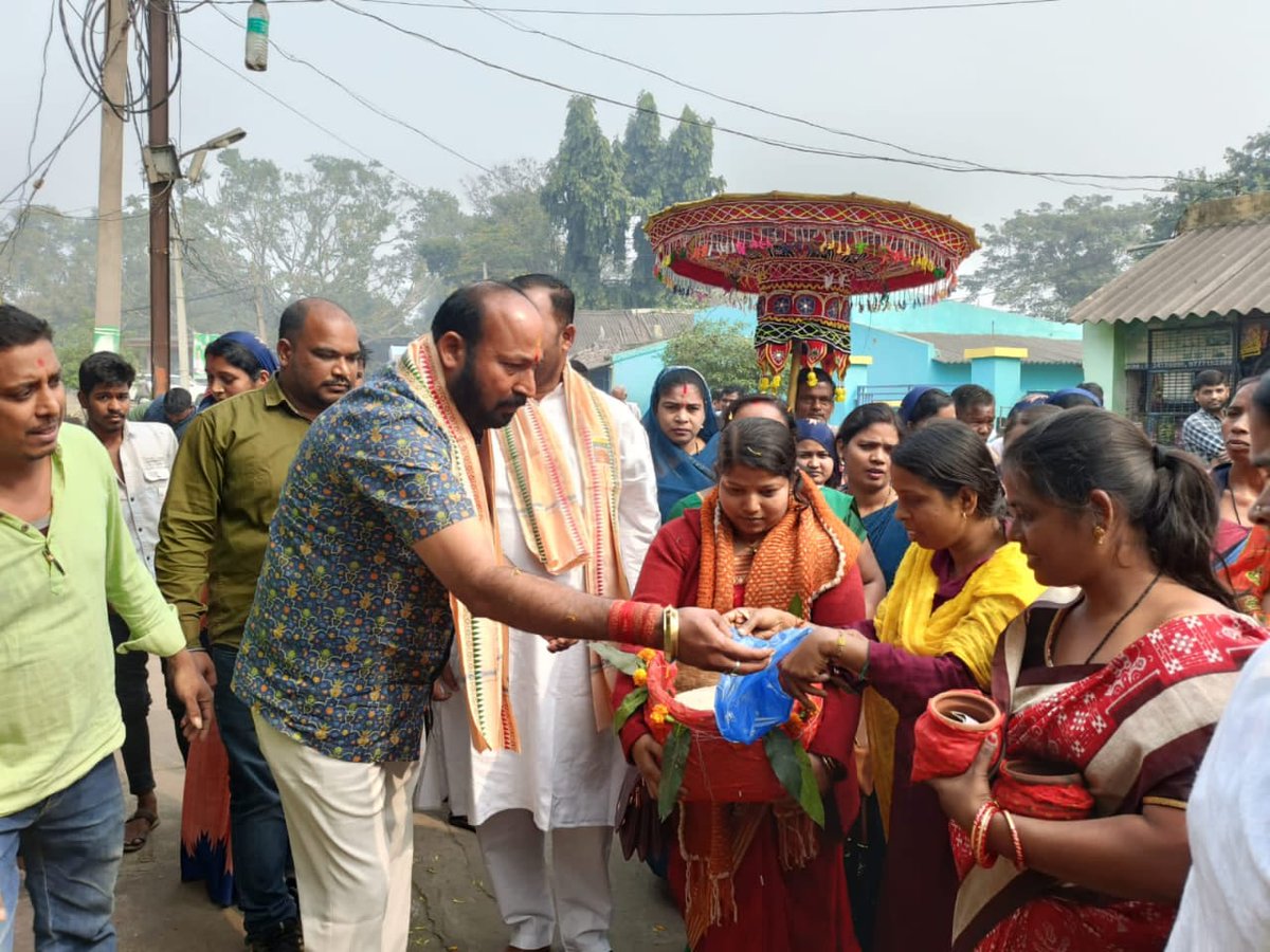 Bapu4Talcher's tweet photo. ଆସନ୍ତା ଜାନୁଆରୀ ୧୭ ତାରିଖରେ ହେବାକୁ ଥିବା ଶ୍ରୀମନ୍ଦିର ପରିକ୍ରମା ପ୍ରକଳ୍ପର ଲୋକାର୍ପଣ ଉତ୍ସବ ନିମନ୍ତେ ତାଳଚେର ବ୍ଲକ ଅନ୍ତର୍ଗତ ବଡଯୋରଡ଼ା ଗ୍ରାମ ପଞ୍ଚାୟତରେ "ଜୟ ଜଗନ୍ନାଥ ଅର୍ପଣ ରଥ" ପରିକ୍ରମାର ଶୁଭାରମ୍ଭ କରିବା ଅବସରରେ ।। https://t.co/Isxgkligml