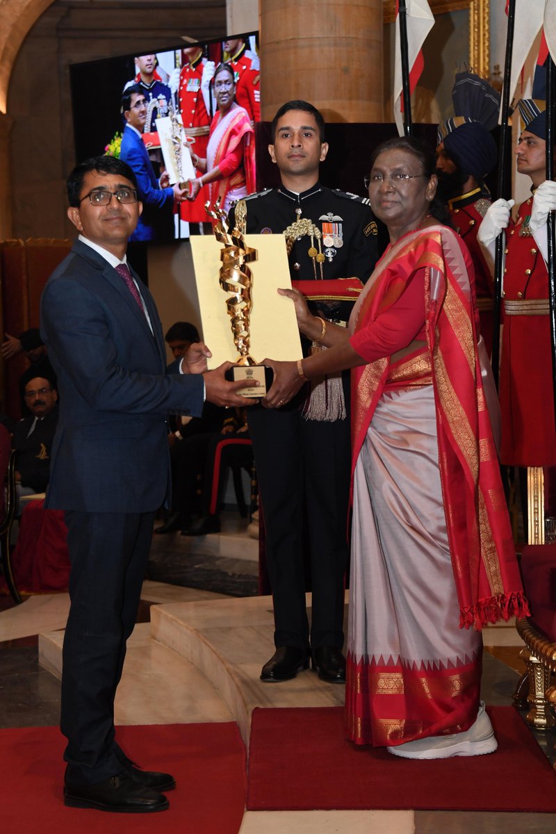 rashtrapatibhvn's tweet photo. President Droupadi Murmu confers Rashtriya Khel Protsahan Puruskar, 2023 on Odisha Mining Corporation Limited (OMC).

Through their multi-tiered approach to promote sports, they have created a holistic impact, nurturing talent from local communities. OMC has been promoting sports at various levels as part of their Corporate Social Responsibility initiatives. Their partnership with Hockey India enables them to contribute to the team's training, equipment, and participation in international tournaments, empowering them to compete at the highest level.