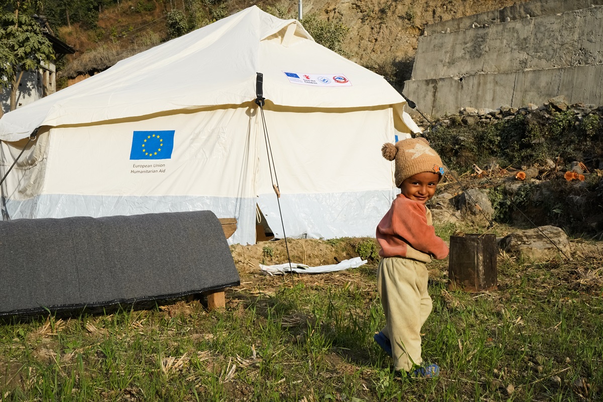 In November 2023, a powerful earthquake struck western Nepal 🇳🇵, impacting nearly 250,000 people.

Many still have no house to return to.

EU-funded winter tents are helping to protect them from the cold.

#EUinEmergencies