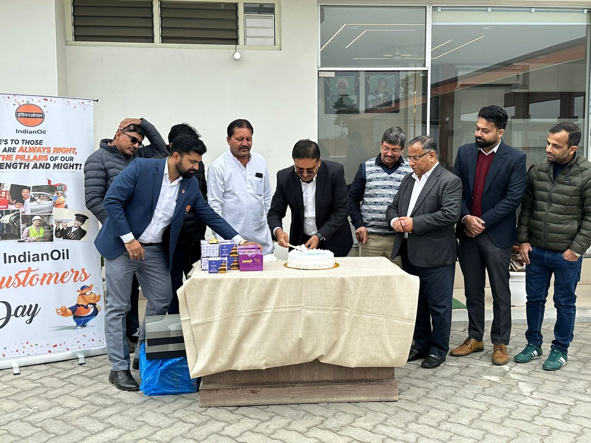 GurgaonDO's tweet photo. Celebrating #IndianOilCustomersDay at Shree Tirupati Ji FS under Gurgaon DO in the presence of DGM(FM),DSO  and 2 KAM customers M/s Sangwan cargo movers and M/s CTC Translogistics felicitated  and chocolates snacks distributed to the drivers.@DirMktg_iocl @ManojGu10100891 https://t.co/ft5dApyusA
