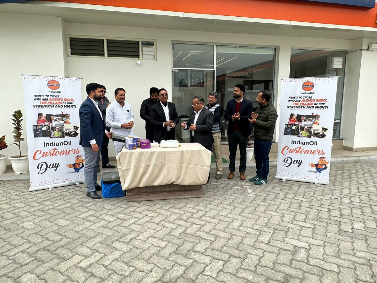 GurgaonDO's tweet photo. Celebrating #IndianOilCustomersDay at Shree Tirupati Ji FS under Gurgaon DO in the presence of DGM(FM),DSO  and 2 KAM customers M/s Sangwan cargo movers and M/s CTC Translogistics felicitated  and chocolates snacks distributed to the drivers.@DirMktg_iocl @ManojGu10100891 https://t.co/ft5dApyusA