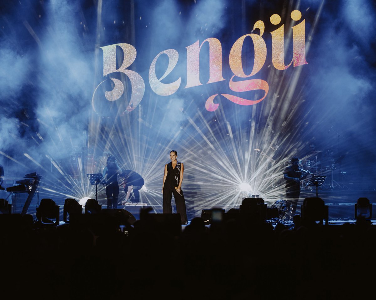 antalyaky's tweet photo. Bengü’nün muhteşem konseri coşkuyla geçti! Harika bir kalabalık ve eşsiz bir atmosfer eşliğinde unutulmaz anlar yaşandı. 🎙💫 

Geriye fotoğraflar kaldı. 👀

#AntalyaKültürYoluFestivali #Antalya
#TürkiyeKültürYoluFestivalleri https://t.co/tAXEVYP64D