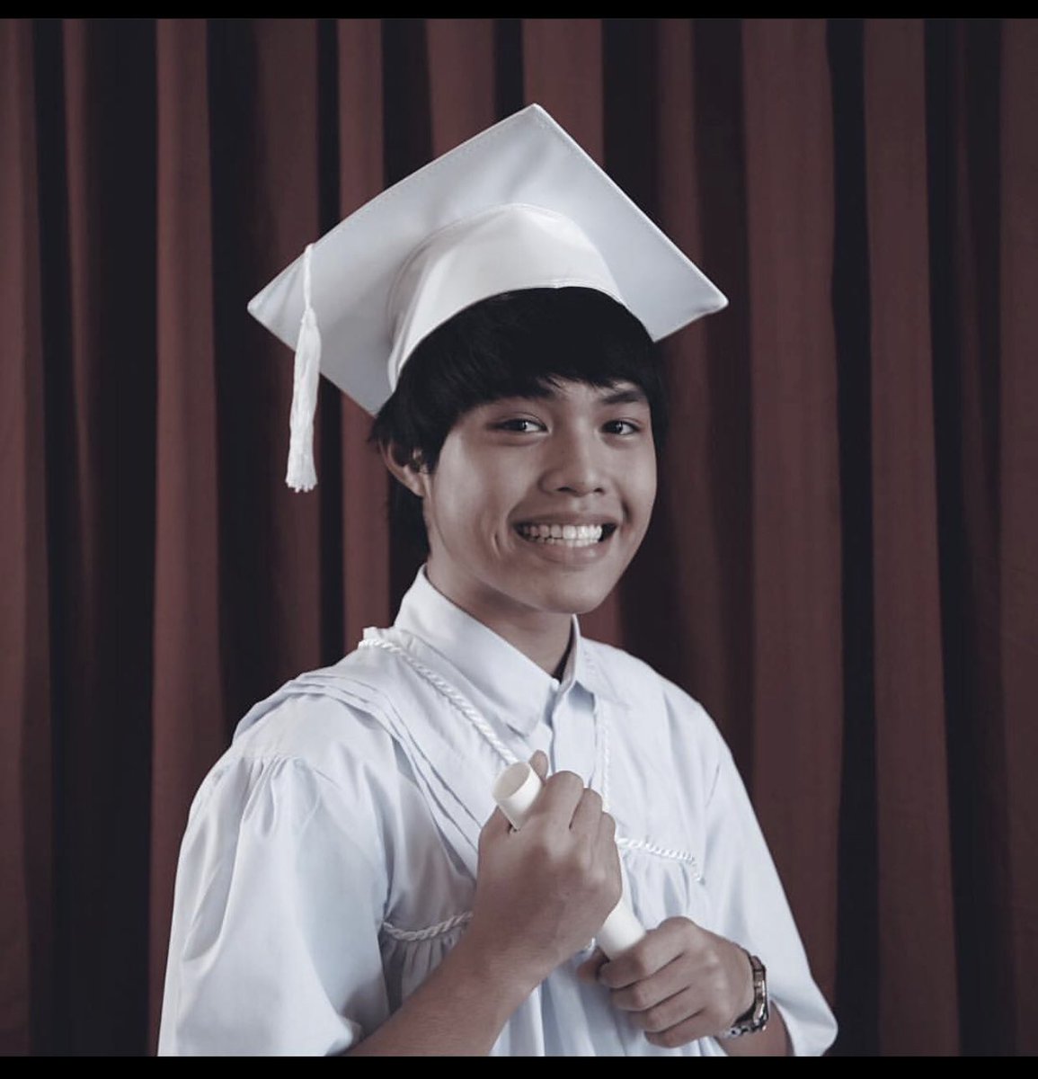 thesuperkayow's tweet photo. Happy Graduation Day, @elijahcanlas_ !
#PastPresentPerfect #SeniorHigh https://t.co/CdAOVn1j3Y