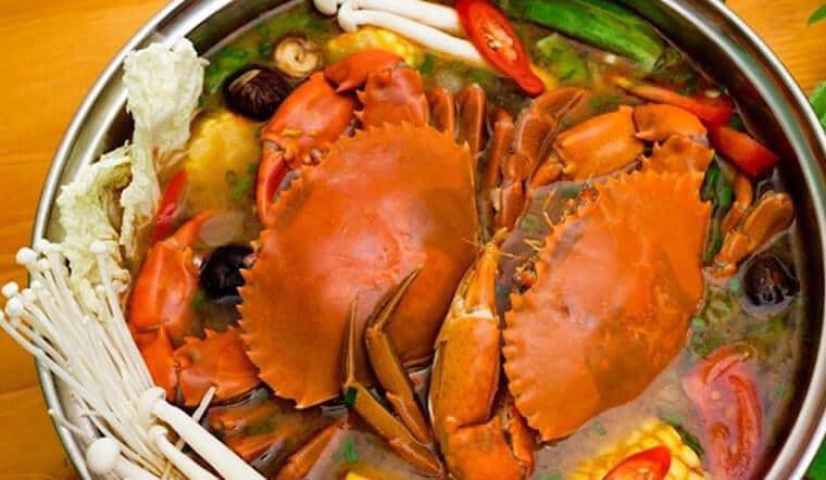 BlogLaCai's tweet image. LẨU CUA HOA QUẢ - SERIES CÁC MÓN LẨU
☝️Nguyên liệu:
- Cua biển: càng nhiều càng tốt ( tối thiểu 2 con 700g)
- Nước dừa: 1 lít
- Trái cây: 2 quả táo, 1 quả dứa, 1 quả lê ép lấy nước, 5 quả chanh leo, 3 quả cà chua và quất (tắc)
- Rau ăn kèm: rau rút, mồng tơi