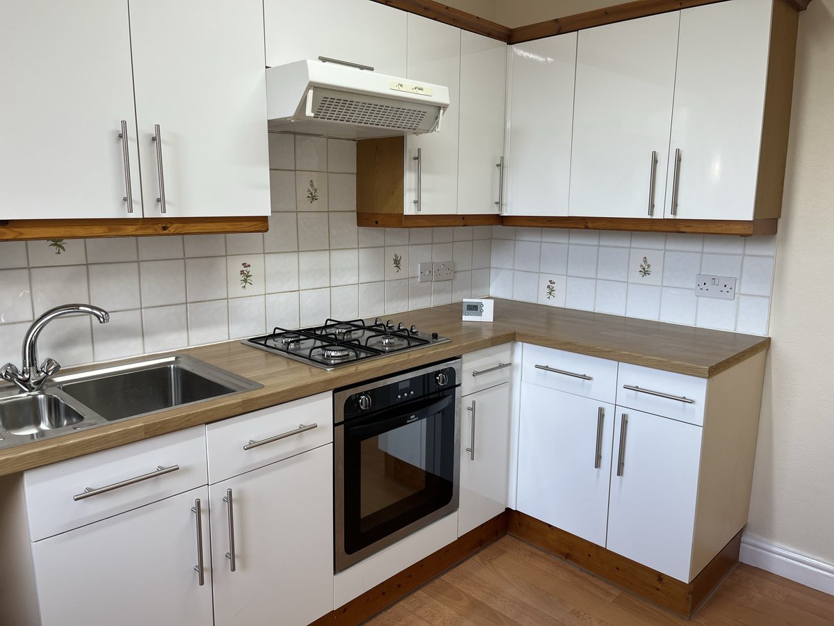 OCBNorthWest's tweet photo. FLAT TOLET: MARPLE: RENT: £795.00 pcm. 
Well-presented first floor one-bedroom flat with the use of shared garden. Cul-de sac. Popular area.
High-Gloss Kitchen &amp; Appliances
Modern Shower Room
Wardrobes to Bedroom
Double Glazing &amp; GCH
CALL - 0161 808 0010
https://t.co/2Ksy8GxpHg https://t.co/7GWt8T5IuL