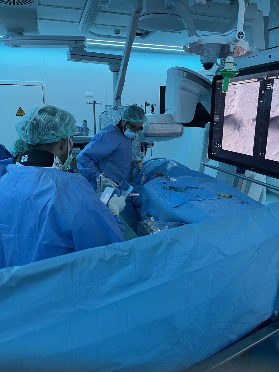 MN_Trueta's tweet photo. 🎉 Primera radioembolització hepàtica realitzada a @htrueta amb èxit.
🏥 Procediment multidisciplinar liderat per @MN_Trueta, que potencia el terciarisme del nostre hospital.
🔝Felicitats a la Dra. Núria Ferran, a @jaumekodina i resta de professionals que ho han fet possible. https://t.co/WrXXC9F27t