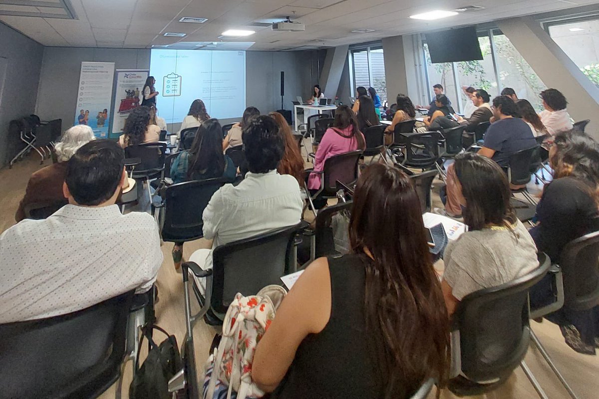 TripleP_Latam's tweet photo. Profesionales que implementan #TripleP en distintas comunas de la RM, como parte de @ChileCreceMas, participan de la 2a Jornada Nacional de Apoyo a la Crianza, revisando resultados y compartiendo aprendizajes del acompañamiento que ofrecen a padres, madres y cuidadores de #NNA. https://t.co/cjCpWG0gip