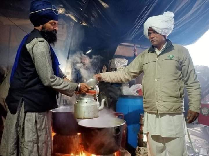 ashokdanoda's tweet photo. 2 भाई थे...हट्टे-कट्टे.. मस्तमौला... दिल के भी साफ पर अणखी... गाम में रौब था.. 
पर लुगाइयों की अपने परिवार के  स्वार्थ के लिए आपस मे तकरार और बाहर वालों की मारी हुई फूंक की वजह से न्यारे हो गए...उसके बाद तो कदे खेत की डौल बाबत रौला..कदे पानी की निकासी बाबत रौला.. कई बार गाली गलौच और हाथापाई होई.. छोटे-मोटे मुकदमे भी एक दूसरे पे कर दिए.. तकरार इतनी बढ़ गयी और आपस में बोलचाल भी बिल्कुल बन्द हो गयी थी..
गाम में कुछ जो चालाक और कमीण तत्व थे..उनकी नजर बड़े भाई के एक प्लॉट पे थी कई दिन से...जो लाल डोरे के अंदर था...पहले दोनों भाई इकट्ठे थे तो उनकी हिम्मत ना हुई थी कि उसपे कब्ज़ा कर सकें...उनको लगा कि ये सही मौका है.. इब दाब लो... उन्होंने एक दिन प्लॉट पे कब्ज़े की कोशिश की.. बड़े भाई ने विरोध करा.. पर बात बढ़ गयी और हाथापाई हो गयी...
छोटे भाई ने देख्या भी पर पहले की रुसवाई अर भाई के बुलावे के इंतज़ार में कुछ बोल्या नहीं बीच में.. 
बड़े भाई को लगा कि इनसे अकेला लड़ तो नहीं पाऊंगा..पुलिस की मदद लेता हूँ..ये सोचकर मुकदमा दर्ज करवा आया.. इससे गुस्सा होकर कब्जाईयो ने शाम के वक़्त इकट्ठे होकर लठ लेकर उसके घर पे हमला करने की तैयारी कर ली.. जब उसके छोटे भाई के घर के आगे से गुजरने लगे और उसको पता चला तो सारी रुसवाई एक झटके में खत्म हो गयी.. खून खोल गया.. अपनी लुगाई अर बालकों को भी लठ पकड़ा और गंडासा उठा के निकल लिया..जैसे ही बड़े भाई के घर के पास हमलावर पहुंचकर ललकारे.. और बड़ा भाई का परिवार बाहर निकला..तब तक पीछे से छोटे भाई के परिवार ने लठ और गंडासे बरसाने शुरू कर दिया... बड़े भाई के परिवार ने आगे से हमला बोल दिया.. जम के कूटा... हमलावर भाग खड़े हुए अचानक उनके इकट्ठ को देखकर... 
छोटे भाई ने रुंधे गले से कहा - "आपणा रौला अपनी जगह है.. जब जरूरत पड़ी तो एक बार अपने भाई को बोल भी नही मार सके था के...!!"
बड़ा भाई थोड़ा नजर झुकाते हुए बोल्या.. " मन्ने लाग्या कि बुलाऊँ तो कहीं तू तकरार की वजह से ना साथ आये.."
छोटा भाई भावुकता में गरजकर छाती में हाथ मारते हुए गांव वालों को सुनाते हुए बोल्या..." मेरा भाई मेरा खून सै... हम चाहे आपस में लड़े-भिड़ें..गाली- गलौच करें..बेशक बोलचाल बन्द हो...पर इतना पतला खून ना होया है के कोई तीसरा बन्दा आके मेरे भाई के हाथ भी लगा दे....कलेजा चीर दयूंगा कदे किसी के वहम हो !! "
बड़ा भाई भावुक होकर भागकर कसकर गले लग गया..और दोनों भाई बहुत देर तक रोते रहे और अपने मन की भड़ास, गले शिकवे सुनाकर दूर करते रहे !!

अपवाद को छोड़ दें तो ये हमारे खून की खासियत है... और हरियाणा-पंजाब के हालिया रिश्ते को भी आप इस संदर्भ में समझ सकते हैं !! कुनबा म्हारा एक है। न्यारपन होया तो के बात होगयी। 

Repost 2021 #FarmerProtest