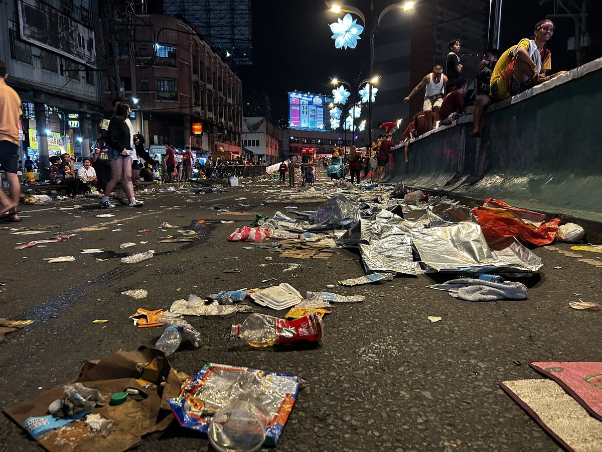 inquirerdotnet's tweet photo. LOOK: Trash covered Quezon Blvd. over an hour after the Black Nazarene returned at Quiapo Church. 

This, despite pleas from environmental groups and church officials to keep the Traslacion garbage-free. #Traslacion2024 #NazarenoINQ | @ZeusLegaspiINQ 

• For more #Nazareno2024 stories, visit https://t.co/NRWhvnyV44.