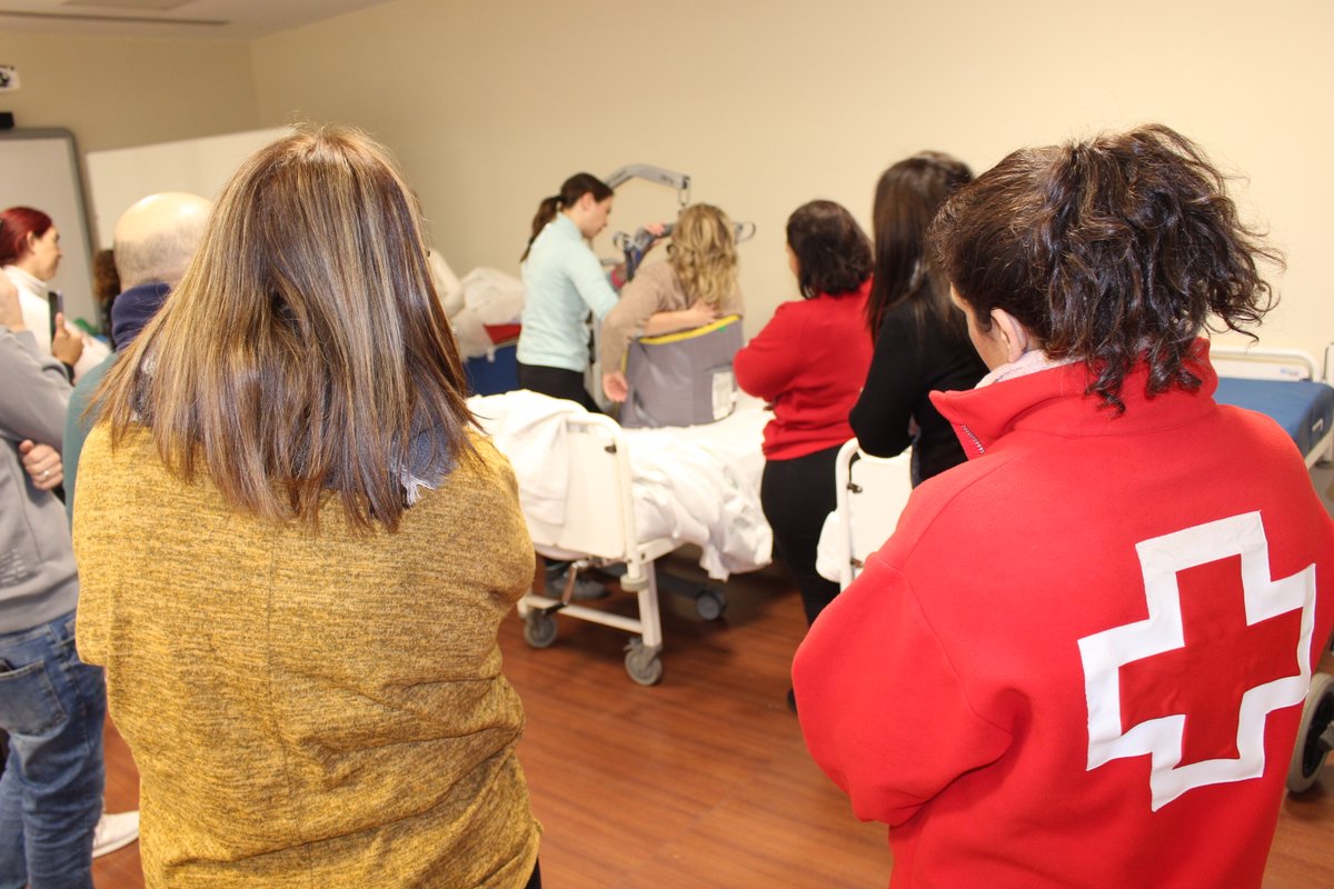 CruzRojaCordoba's tweet photo. Esperemos que estos talleres sobre el uso de grúas impartidos por #Gerhogar dentro de un curso de "Atención sociosanitaria a personas en situación de dependencia" abran las puertas del #empleo a muchas de las participantes 🤞.
#planempleocruzroja
#oportunidadesquecambianvidas https://t.co/Jzj2zq8tPS