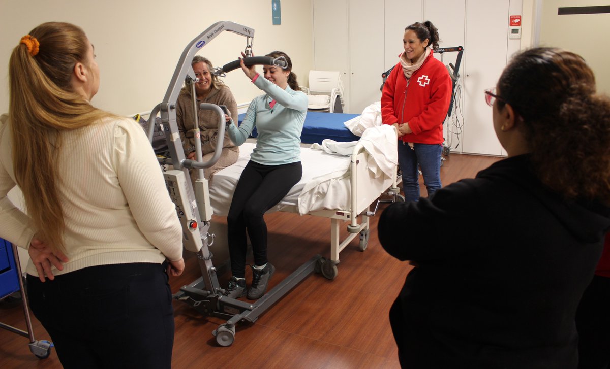 CruzRojaCordoba's tweet photo. Esperemos que estos talleres sobre el uso de grúas impartidos por #Gerhogar dentro de un curso de "Atención sociosanitaria a personas en situación de dependencia" abran las puertas del #empleo a muchas de las participantes 🤞.
#planempleocruzroja
#oportunidadesquecambianvidas https://t.co/Jzj2zq8tPS