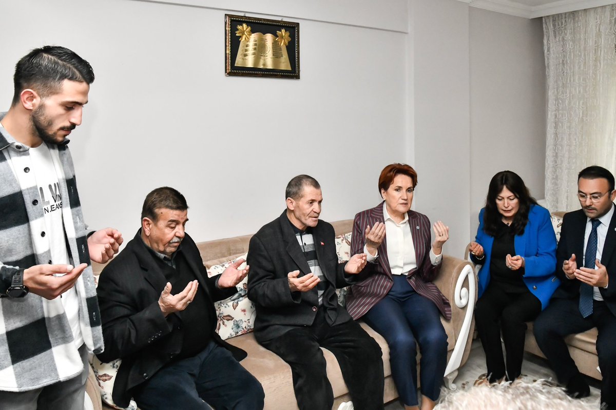 Bugün Manisa'da, canını memleketimize siper ederek şehit düşen Kahraman Mehmetçiğimiz Enis Budak'ın ailesini ziyaret ettik.

“Vatan sağ olsun” diyerek göğüsledikleri metanetlerine şahit olmak; bize üzerimizdeki manevi borcun sonsuzluğunu bir kez daha hissettirdi...

Rabbim her