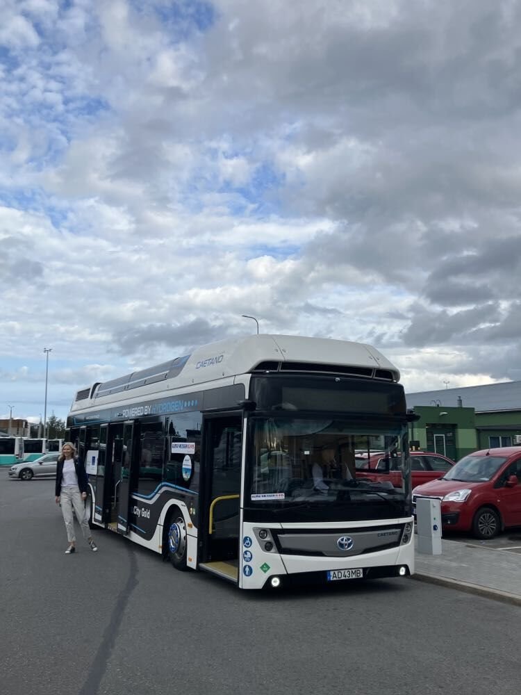 Fuelcellbus's tweet photo. #DYK #CEEH2BusRoadShow made history in 🇪🇪 with the debut of a #H2bus on its roads?🚍Tallinn's #publictransport endorses the #FCEB as a better option to diesel & CNG buses due to its extended range, quick #refueling & dependable performance on routes with flexible schedules⤵️ https://t.co/KtjENvIVMQ