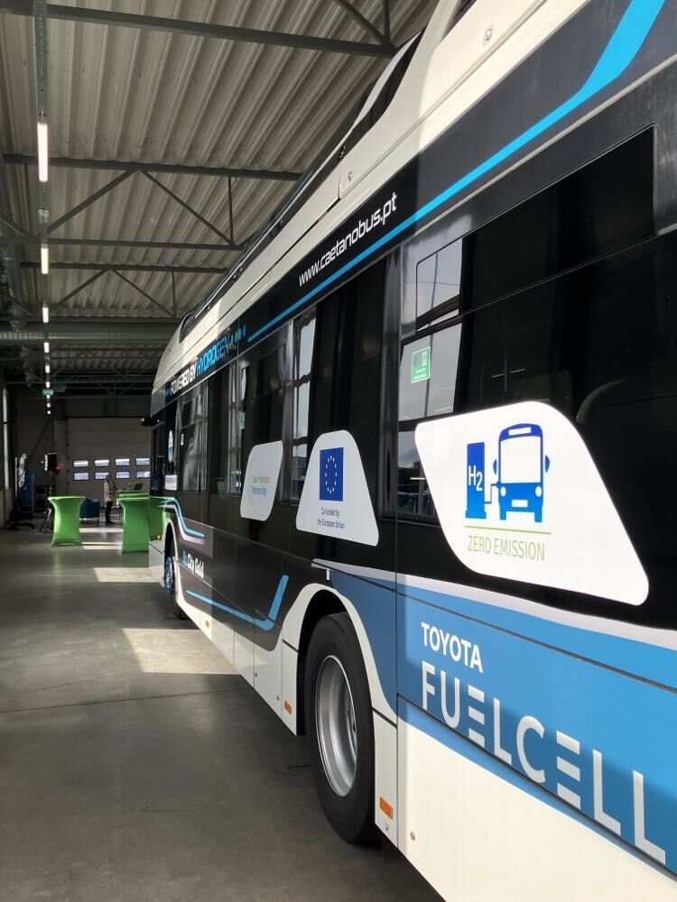 Fuelcellbus's tweet photo. #DYK #CEEH2BusRoadShow made history in 🇪🇪 with the debut of a #H2bus on its roads?🚍Tallinn's #publictransport endorses the #FCEB as a better option to diesel & CNG buses due to its extended range, quick #refueling & dependable performance on routes with flexible schedules⤵️ https://t.co/KtjENvIVMQ