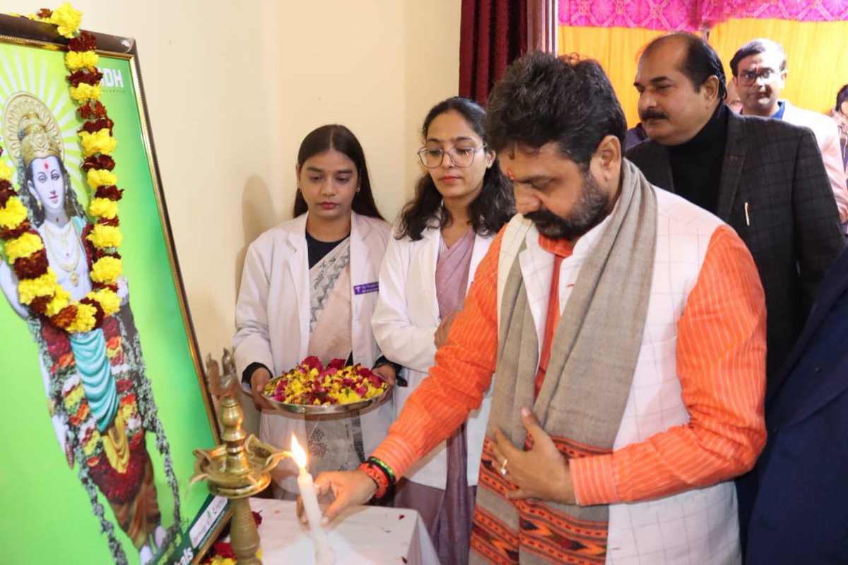 dayalugurubjp's tweet photo. …उत्तर प्रदेश सरकार द्वारा संचालित 'Digiशक्ति योजना' के तहत लखनऊ स्थित राजकीय आयुर्वेद महाविद्यालय एवं चिकित्सालय, टुड़ियागंज में छात्र/छात्राओं के मध्य स्मार्टफोन का वितरण किया। https://t.co/lBNUDUYLLw