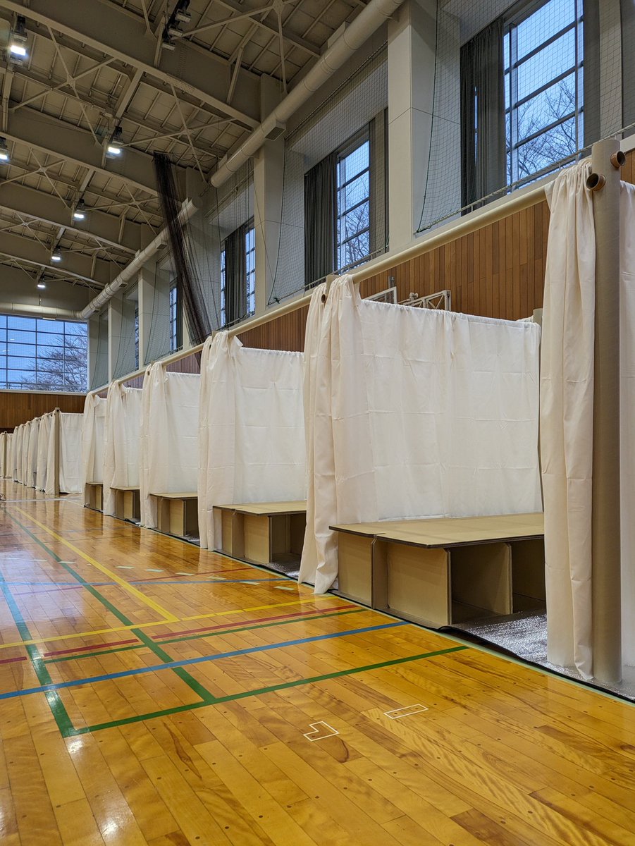 cg_saka's tweet photo. たまたまご縁があり、故郷石川県で坂茂さんの仮設間仕切り設置に参加させていただきました。まだ一般ボランティアが活動できる領域がない中、少しでもお手伝いする機会をいただき感謝。
これは紛れもなく練られた建築です。
#能登半島地震2024 #坂茂 https://t.co/8pVjHlGsCJ