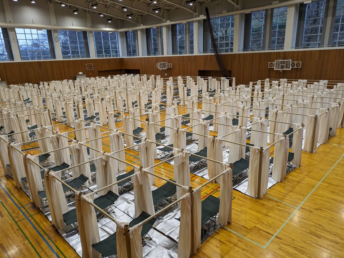 cg_saka's tweet photo. たまたまご縁があり、故郷石川県で坂茂さんの仮設間仕切り設置に参加させていただきました。まだ一般ボランティアが活動できる領域がない中、少しでもお手伝いする機会をいただき感謝。
これは紛れもなく練られた建築です。
#能登半島地震2024 #坂茂 https://t.co/8pVjHlGsCJ