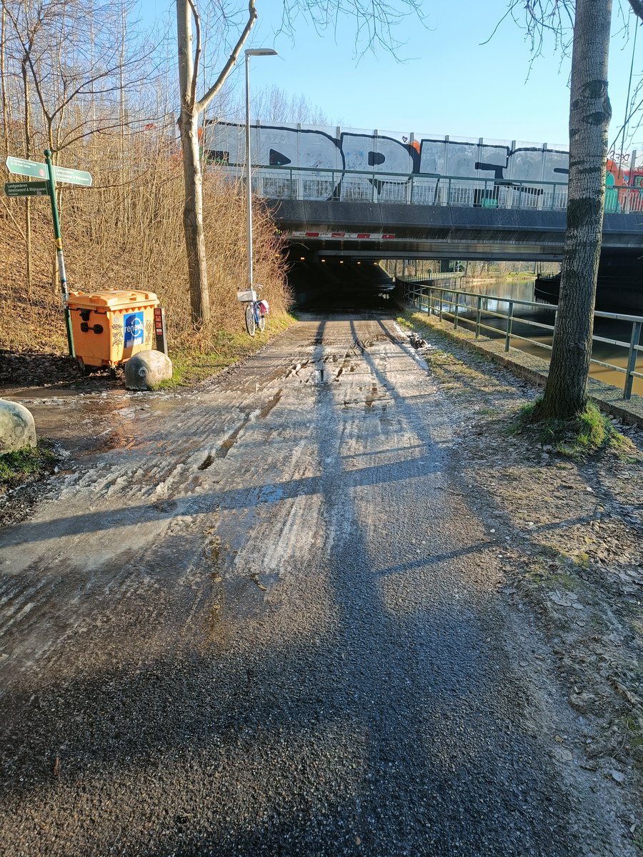 Hoi <a href="/gembunnik/">Gemeente Bunnik</a>, op de Vossegatsedijk bij onderdoorgang is voor fietsers gevaarlijke ijsplaat ontstaan. Kunnen jullie ijs verwijderen en/of strooien?