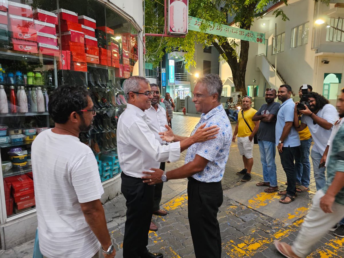 uteeibu's tweet photo. Minister @Thoriqibrahim , @MDPSecretariat  ge candidate @adamazim ah endorse kurahvaa, Dhorun dhora hingavaifi. 
Mee seedhaa @MMuizzu  ah haraan koaru vun.

@MayorAdamAzim https://t.co/YCQ0keWvIG