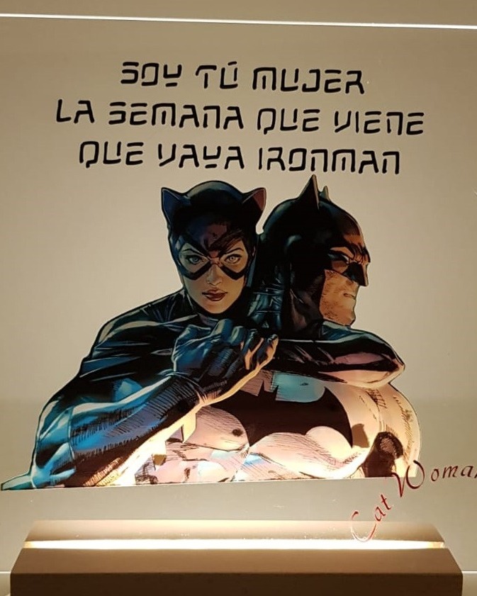 MonegoteStore's tweet photo. ¡Amores! !San Valentín está ahí mismo, ¿verdad?¿Qué tal un detalle que ilumine tenuemente vuestro rincón más íntimo con una broma vuestra tan friky y divertida que os caracterice? Descubre la nueva colección de metacrilatos tallados y/o vinilados con luz en #Monegotes.es https://t.co/CN4LV1FFrb