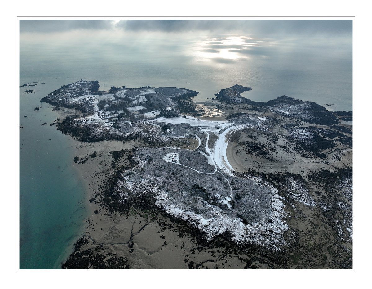 Chausey, l'archi belle
En ce mardi 9 janvier 2024, donc, la marée était en blanc. Ce qui lui va bien mieux que le noir, faut reconnaître...