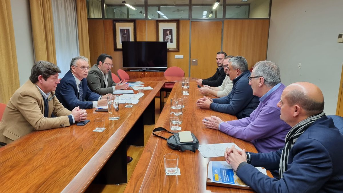 DGobExtremadura's tweet photo. ✅El delegado del Gobierno en Extremadura, @J_L_Quintana, mantuvo hoy una reunión con los alcaldes de La Codosera, Alburquerque, Villar del Rey y San Vicente de Alcántara para abordar asuntos relacionados con la instalación de potencia eléctrica en la zona. https://t.co/j4b5nTkLqK