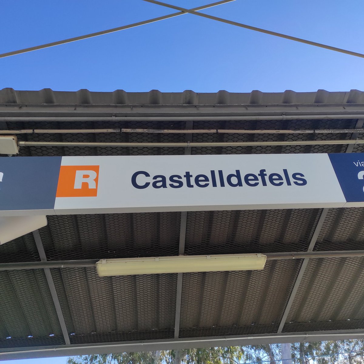 noeliafermar19's tweet photo. No han pasado los reyes magos por la estación de Castelldefels. Algunos ciudadanos estan hartos porque no pueden viajar en condiciones, y otros no, porque no pueden ni acceder al tren!! https://t.co/3jo3R5e3EG