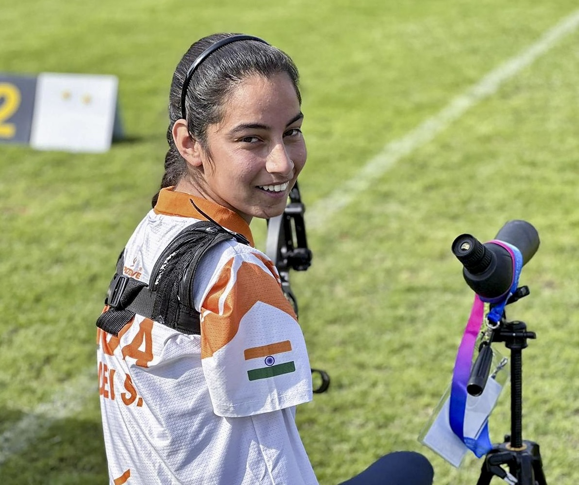 YUVSTRONG12's tweet photo. It’s incredible what the human spirit can accomplish! Congratulations to #SheetalDevi on being conferred with the #ArjunAward. Your stellar debut at the Asian Para Games and winning gold & silver medals are moments of pride for the entire country 🇮🇳 your life is a true testament of not giving in to any limitation and achieving the impossible! I wish you the very best and hope you continue to defy all odds that come your way 👊🏻👍🏻