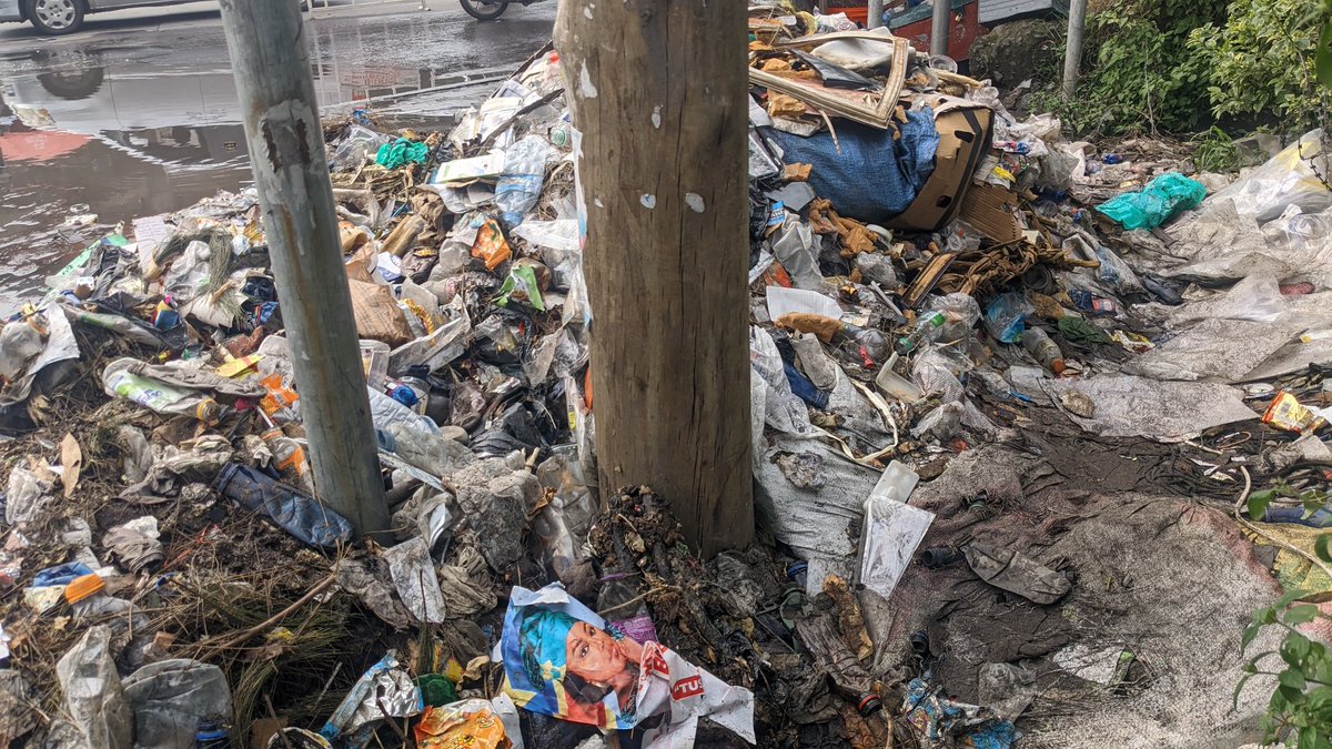 DEC_Organisatio's tweet photo. Goma, la forte pluie qui s'est abattue sur la ville n'a pas permis à la ville de Goma de garder de garder son aspect propre. Dans plusieurs coins d la ville le long de la route on peut y observer des inondations par ci et là ! @b_jaehee @epistetechnic @CongoActual @UNEP_Francais https://t.co/0pej7BE9H7
