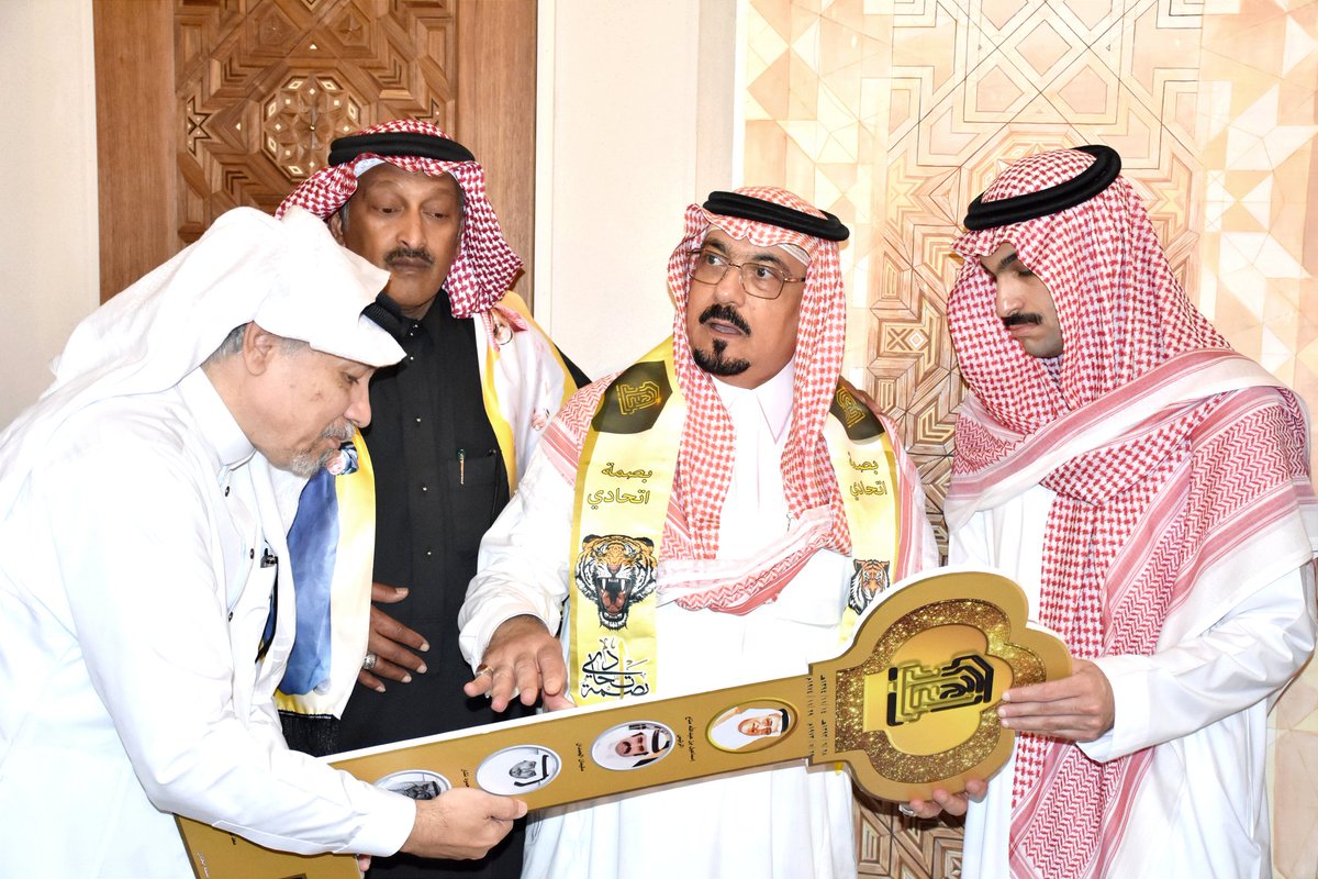 BasmatIttihadi's tweet photo. تفعيلا لأنشطة ( #بصمة_اتحادي ) و( #بصمة_رياضي )، الاجتماعية المتواصلة ومنها إبراز الجهود المشرفة للرواد الرياضيين في التاريخ الرياضي، رداَ للجميل لهم وإحياءً لذكراهم العطرة، ومساهمة في تعريف جيل اليوم بالرموز المشرقة.
احتفت البصمتان، وبحضور صاحب السمو الملكي الأمير خالد بن عبدالعزيز بن محمد بن عبدالعزيز آل سعود، بتكريم (المنقذ) الشيخ إسماعيل منّاع (رئيس الإنقاذ) و(المنقذ الحقيقي) لنادي #الاتحاد  في أصعب الظروف والمراحل التي مر بها، طوال تاريخه، الاحتفالية الخاصة تناسبت بما قدمه من أعمال جليلة لبقاء النادي ومن ثم المشاركة الفاعلة في تأسيس مرحلة البناء التي أدت لبروز الكيان الحالي.
التكريم نظم في (بيت نصيف التاريخي) بمنطقة جدة التاريخية، بالتنسيق مع (جمعية مشورة) و(إدارة برنامج جدة التاريخية) وظهر بصورة رائعة مكانا وحضورا، وفيه تسلم الدرع ولوحة البصمة الخاصة بالشيخ إسماعيل منّاع، من الضيف الكبير الأمير الشاب خالد بن عبدالعزيز بن محمد، ابنه المستشار غسان إسماعيل منّاع، ورئيس بصمة اتحادي الأستاذ هشام مليباري. 
حضر التكريم مؤسس البصمتين الأستاذ ابراهيم كنداسة، ورئيس جمعية مشورة الأستاذ حسين طرابلسي، ورئيس بصمة رياضي الأستاذ فريد زاهد، وأعضاء البصمتين وعددا من الضيوف.