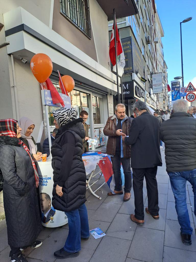 AKBahcelievler's tweet photo. 📍Hürriyet Mahallesi 

Muhtarlıklarımız önünde askıya çıkan seçmen listeleri için stant açan mahalle teşkilatımızla birlikte, vatandaşlarımızın yanında ve hizmetindeyiz.

#Yenidenİstanbul https://t.co/weQPt4Hk7S